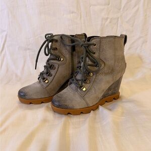 Sorel Lace-Up Wedge Boots – Women’s 5.5 – Gray Leather – Excellent Condition
